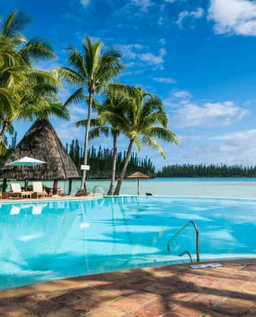 Piscine Méridien Ile des pins vue parasol